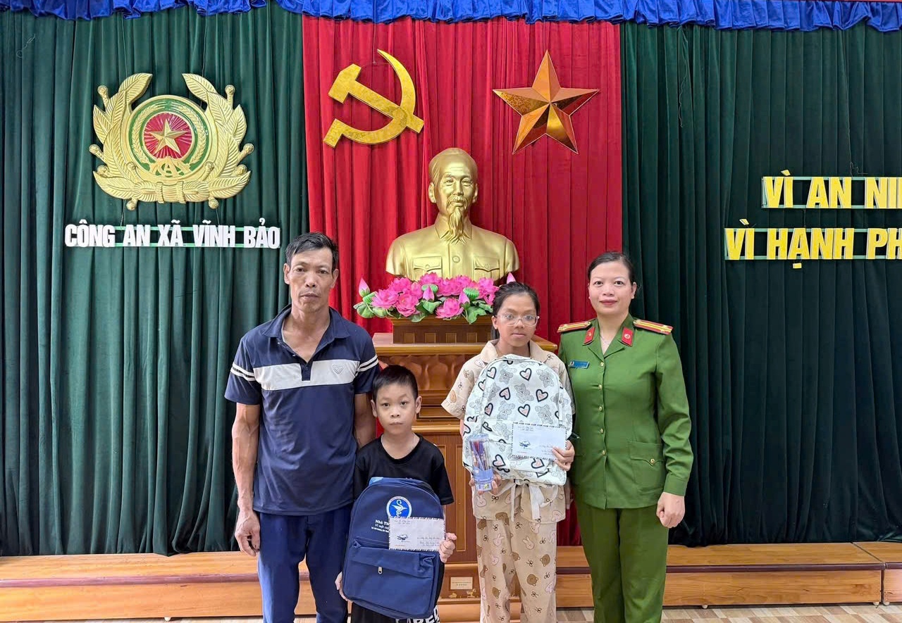 Công an xã Vĩnh Bảo tiếp sức đến trường cho học sinh nghèo vùng khó khăn